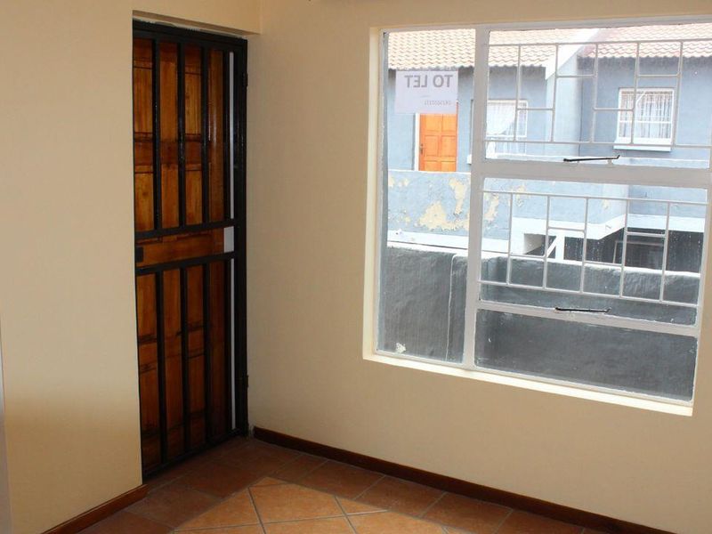 Bargain Alert!! Perfect starter home or lock up & go, located close to major highways, schools and a - Photo 5