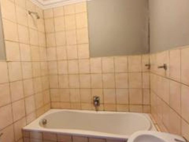 Bargain Alert!! Perfect starter home or lock up & go, located close to major highways, schools and a - Photo 8