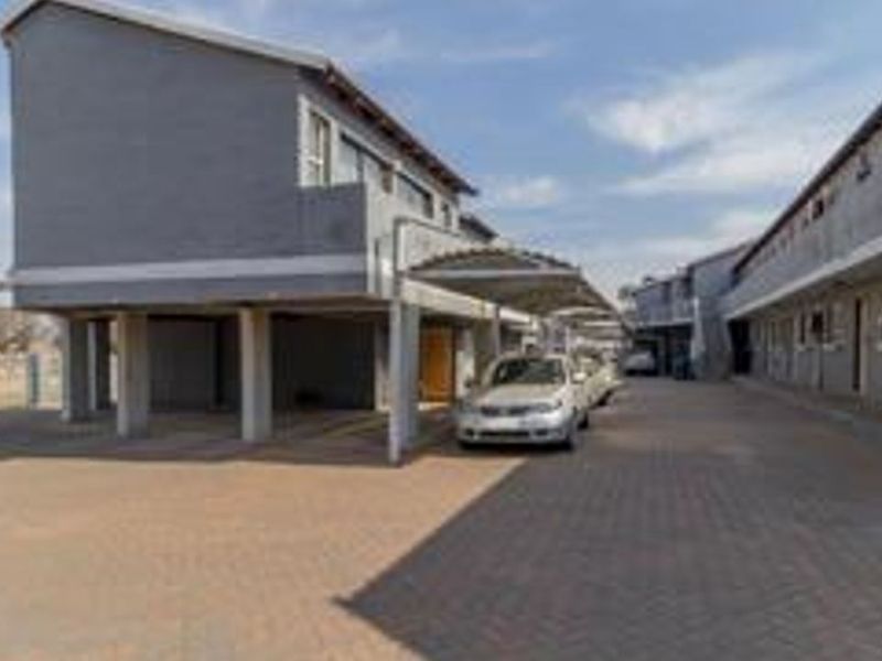 Bargain Alert!! Perfect starter home or lock up & go, located close to major highways, schools and a - Photo 9