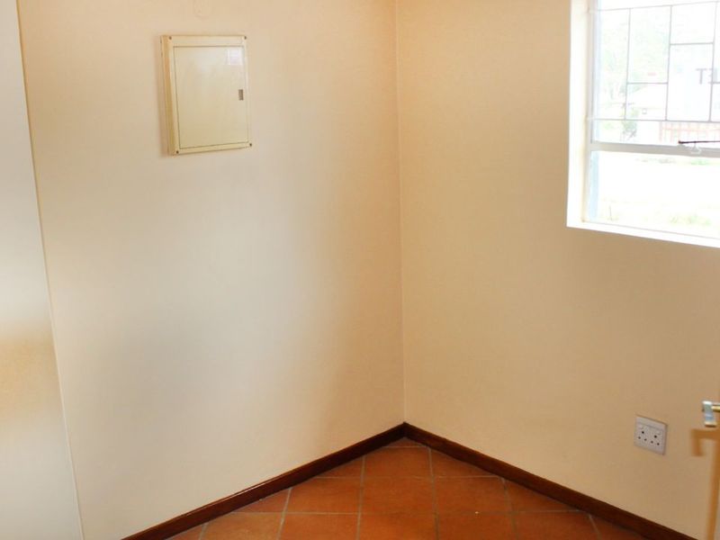 Bargain Alert!! Perfect starter home or lock up & go, located close to major highways, schools and a - Photo 7