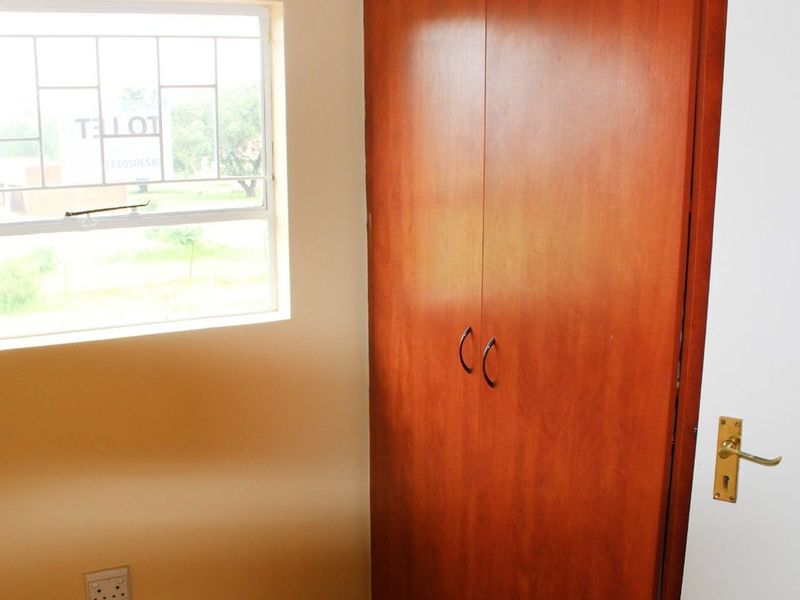 Bargain Alert!! Perfect starter home or lock up & go, located close to major highways, schools and a - Photo 6