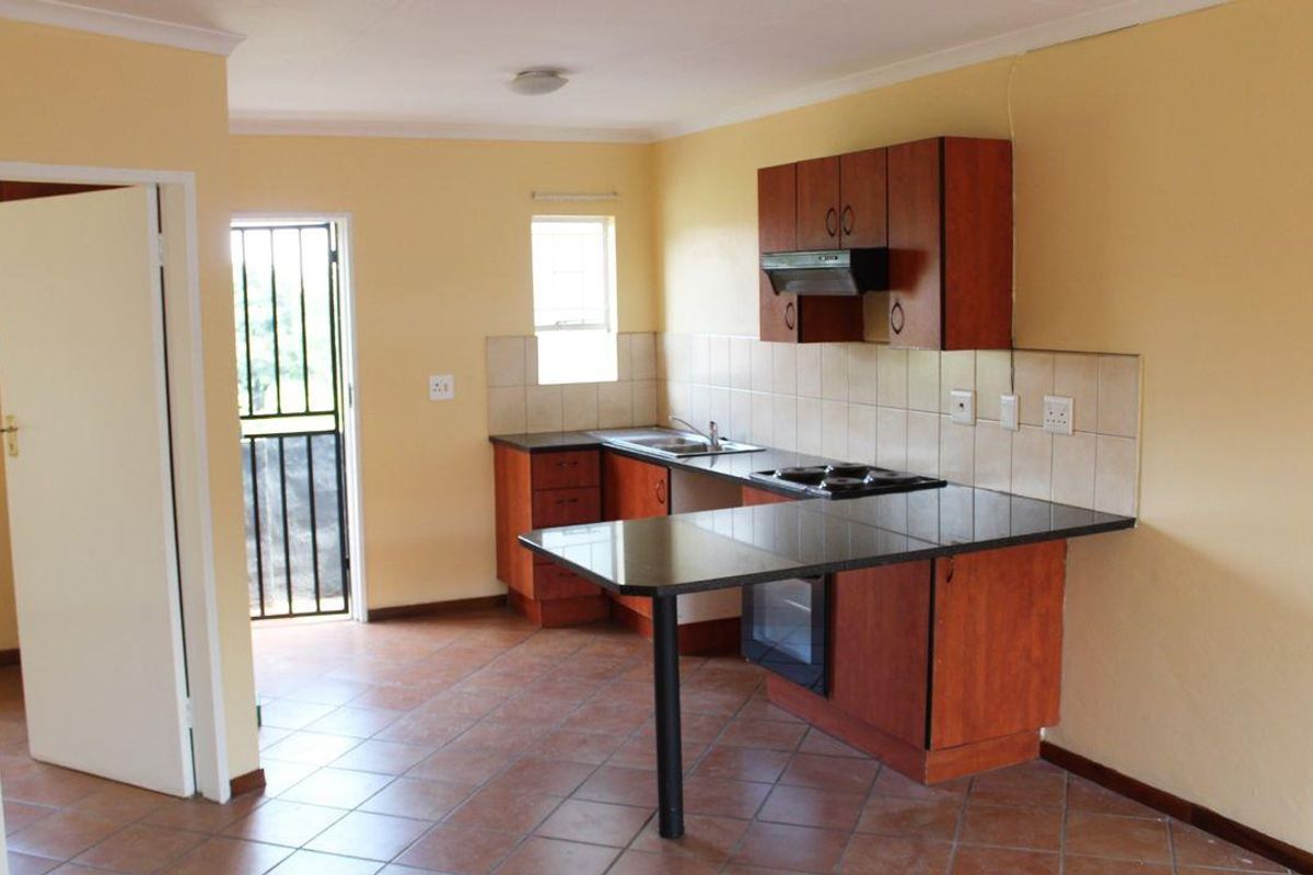 Bargain Alert!! Perfect starter home or lock up & go, located close to major highways, schools and a - Photo 2