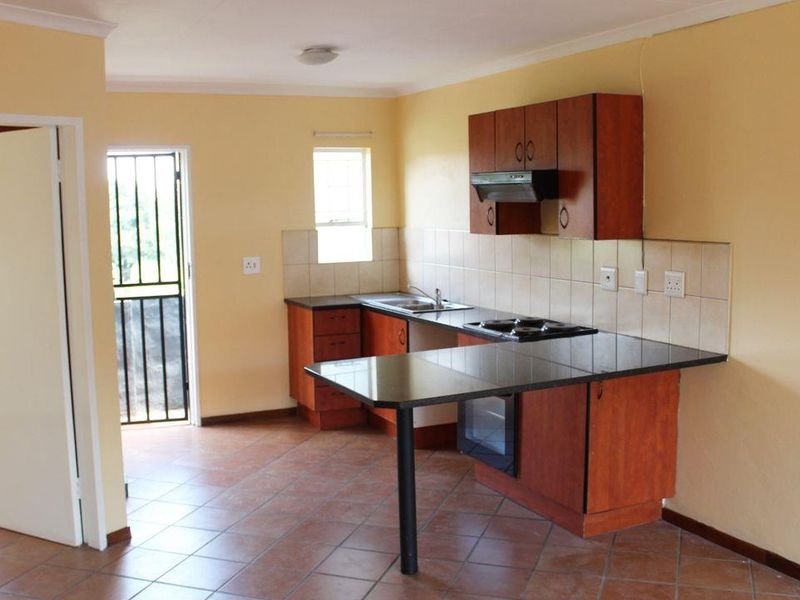 Bargain Alert!! Perfect starter home or lock up & go, located close to major highways, schools and a - Photo 2