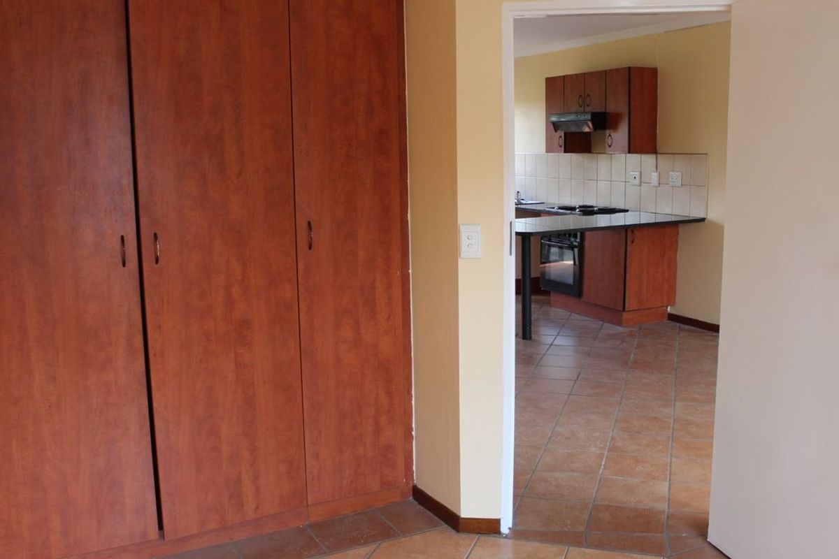 Bargain Alert!! Perfect starter home or lock up & go, located close to major highways, schools and a - Photo 4