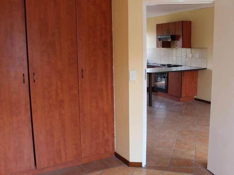 Bargain Alert!! Perfect starter home or lock up & go, located close to major highways, schools and a - Photo 4