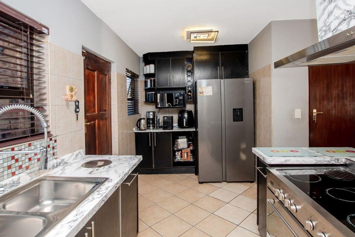 Bringing you this stunning 3 bedroom 2 bathroom duplex nestled in a secure complex and ready to its - Photo 5