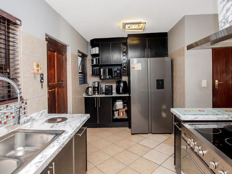 Bringing you this stunning 3 bedroom 2 bathroom duplex nestled in a secure complex and ready to its - Photo 5