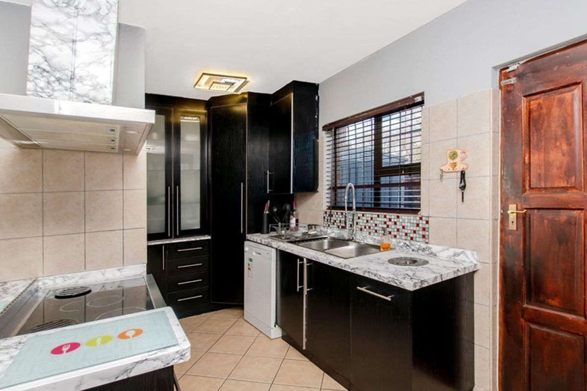 Bringing you this stunning 3 bedroom 2 bathroom duplex nestled in a secure complex and ready to its - Photo 4