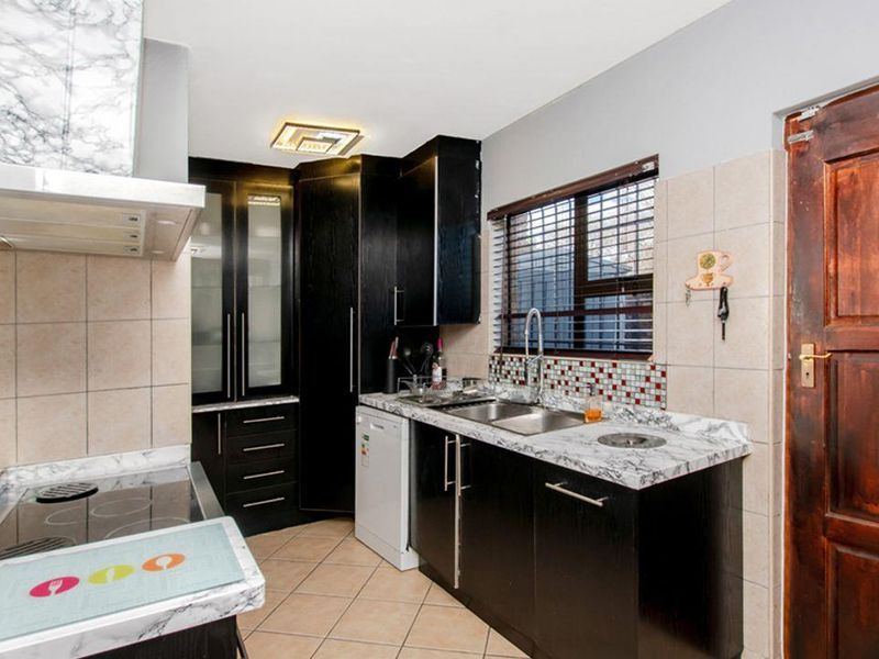 Bringing you this stunning 3 bedroom 2 bathroom duplex nestled in a secure complex and ready to its - Photo 4