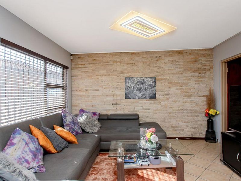 Bringing you this stunning 3 bedroom 2 bathroom duplex nestled in a secure complex and ready to its - Photo 8