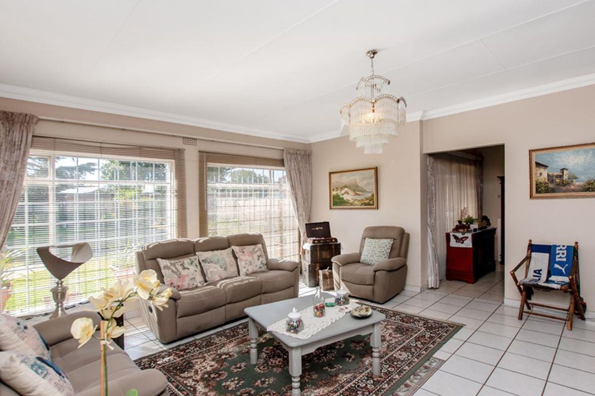 Stunning 4-bedroom family home nestled in the heart of Selcourt enclosed. Secure and extremely well - Photo 3