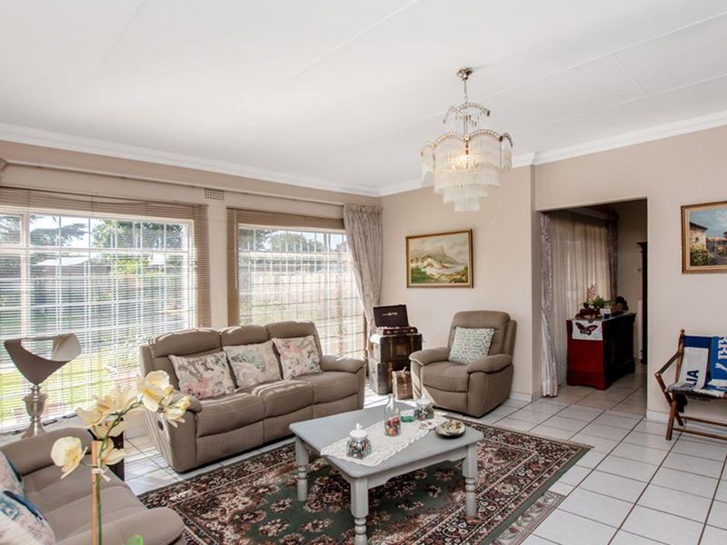 Stunning 4-bedroom family home nestled in the heart of Selcourt enclosed. Secure and extremely well - Photo 3