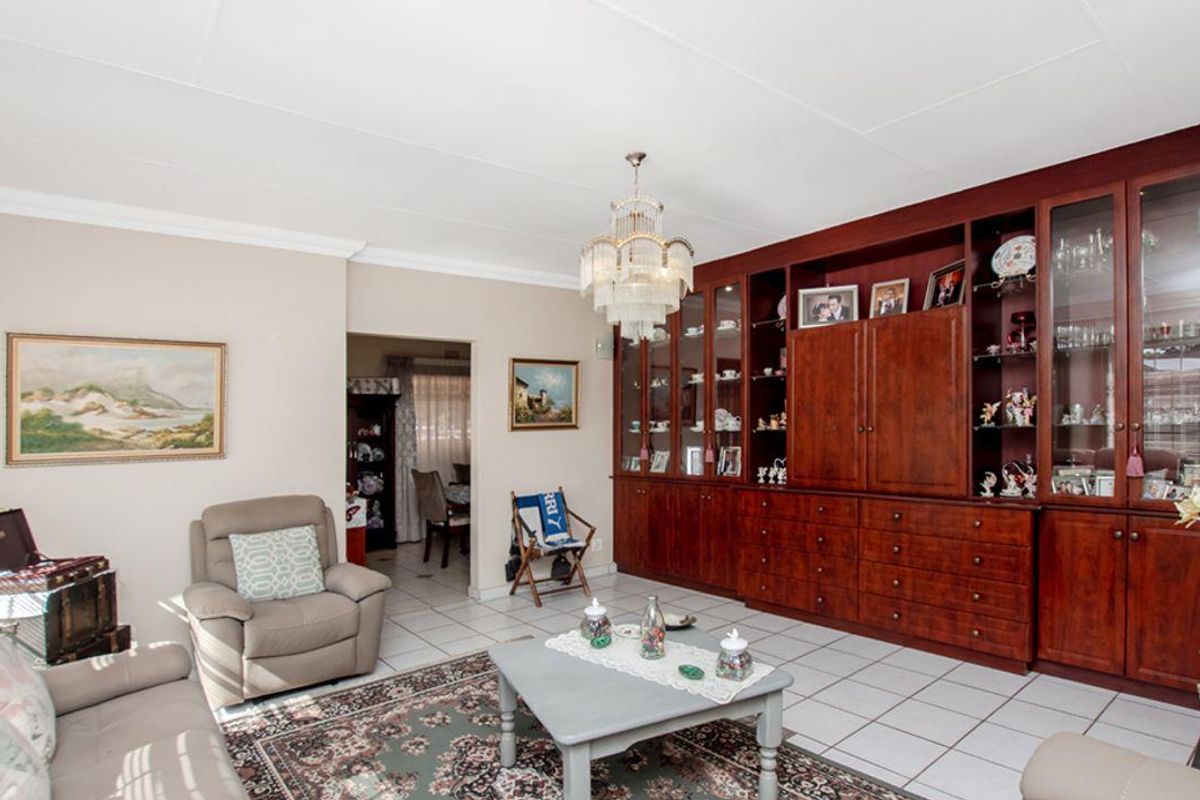Stunning 4-bedroom family home nestled in the heart of Selcourt enclosed. Secure and extremely well - Photo 5