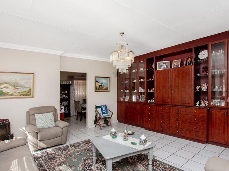 Stunning 4-bedroom family home nestled in the heart of Selcourt enclosed. Secure and extremely well - Photo 5