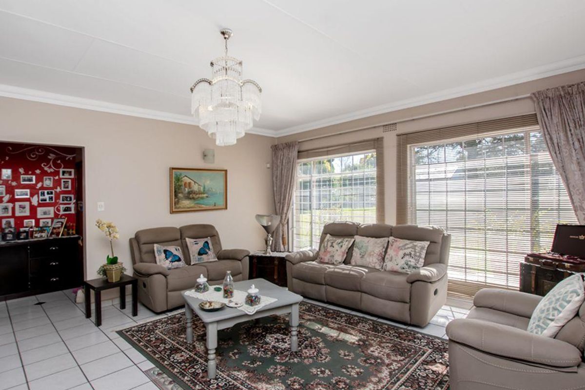 Stunning 4-bedroom family home nestled in the heart of Selcourt enclosed. Secure and extremely well - Photo 4