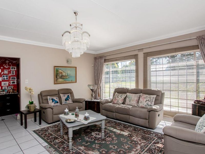 Stunning 4-bedroom family home nestled in the heart of Selcourt enclosed. Secure and extremely well - Photo 4