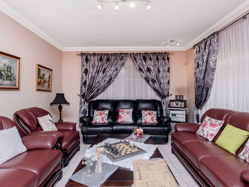 Stunning 4-bedroom family home nestled in the heart of Selcourt enclosed. Secure and extremely well - Photo 9