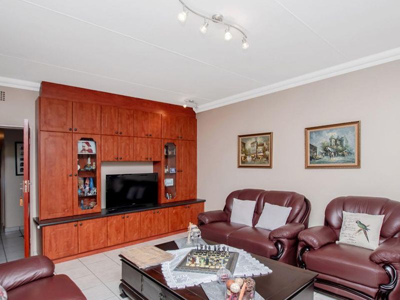 Stunning 4-bedroom family home nestled in the heart of Selcourt enclosed. Secure and extremely well - Photo 8