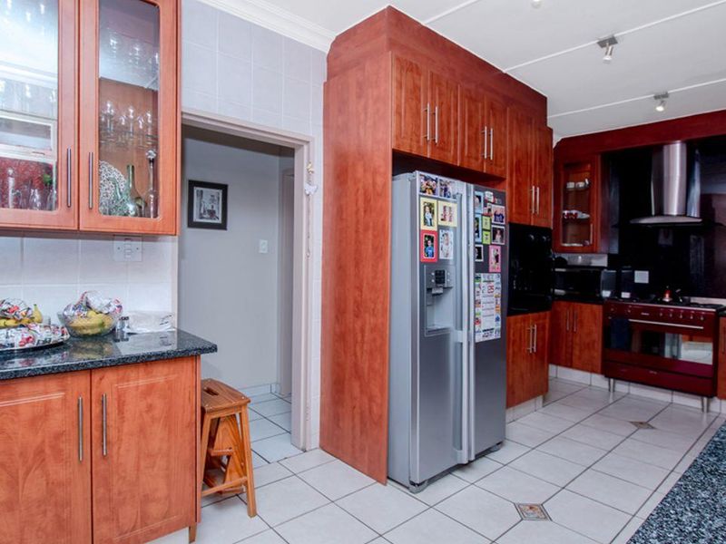 Stunning 4-bedroom family home nestled in the heart of Selcourt enclosed. Secure and extremely well - Photo 6