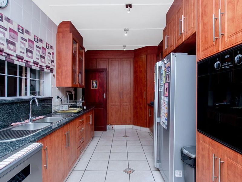 Stunning 4-bedroom family home nestled in the heart of Selcourt enclosed. Secure and extremely well - Photo 7