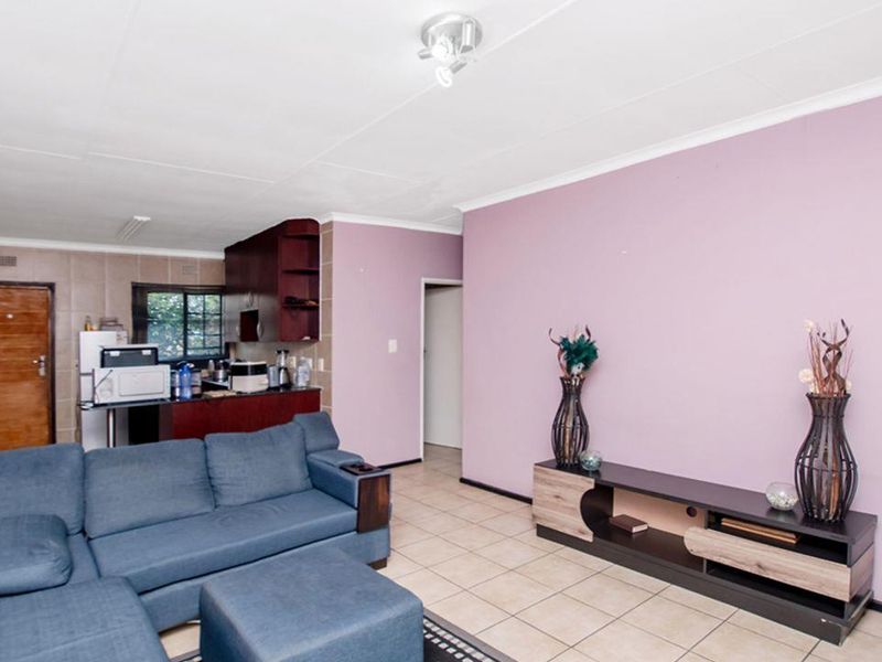 Bringing you this neat lock up and go! Priced perfectly for your pocket, with 24/h security and grea - Photo 5