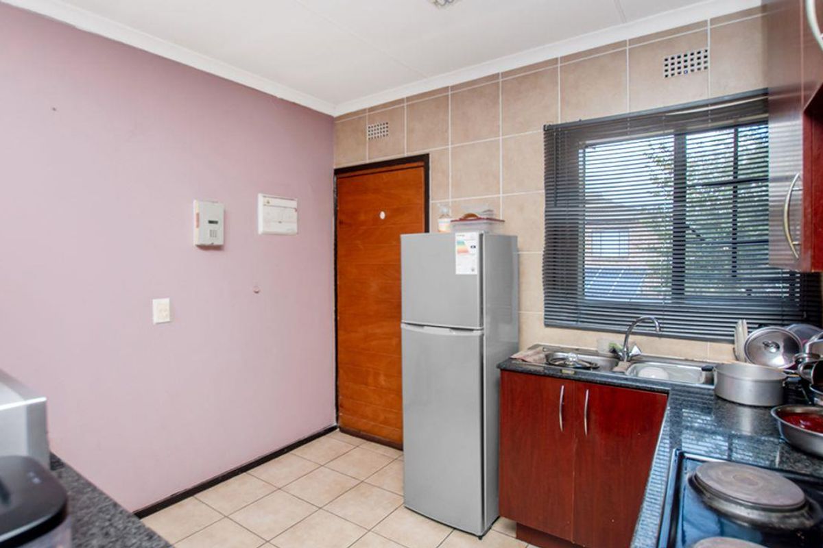 Bringing you this neat lock up and go! Priced perfectly for your pocket, with 24/h security and grea - Photo 4