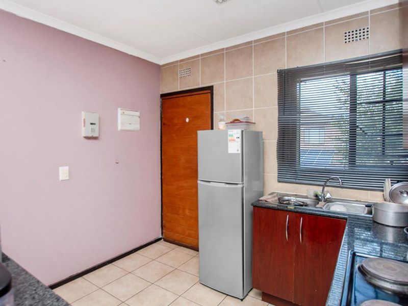 Bringing you this neat lock up and go! Priced perfectly for your pocket, with 24/h security and grea - Photo 4