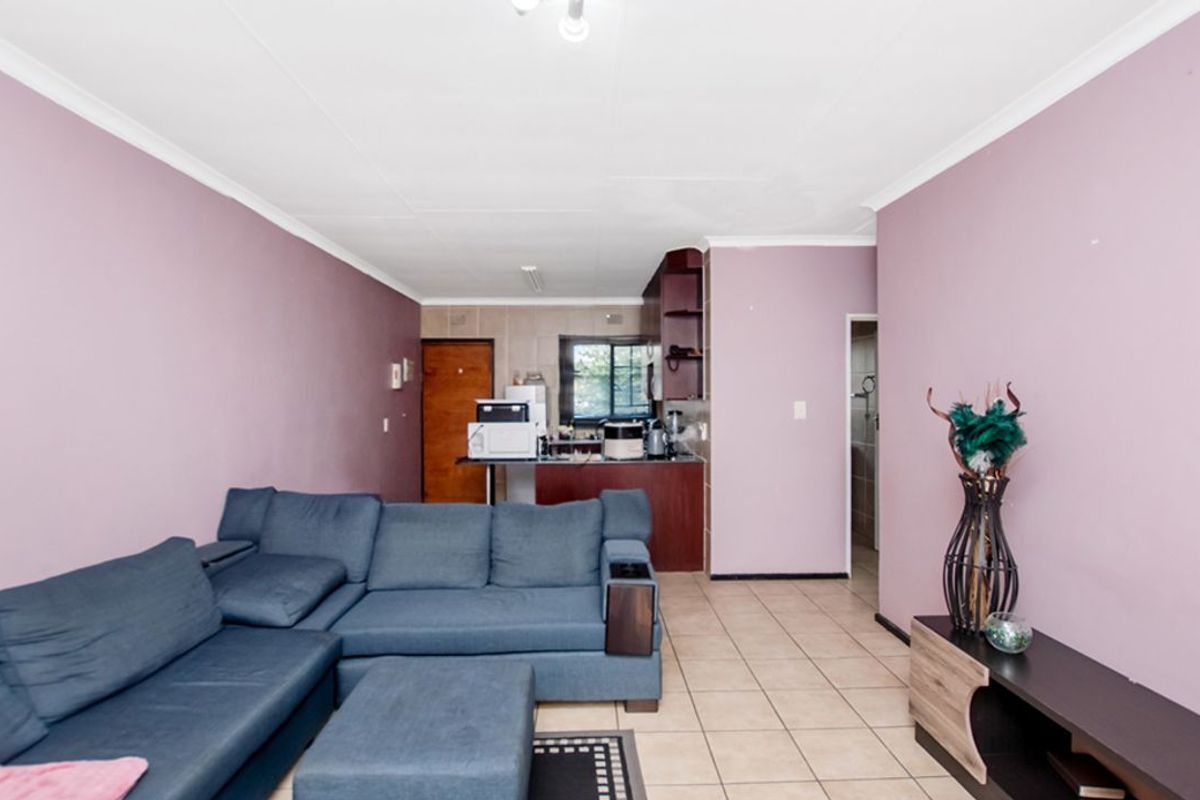 Bringing you this neat lock up and go! Priced perfectly for your pocket, with 24/h security and grea - Photo 2