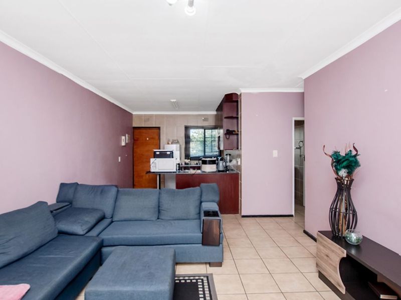 Bringing you this neat lock up and go! Priced perfectly for your pocket, with 24/h security and grea - Photo 2