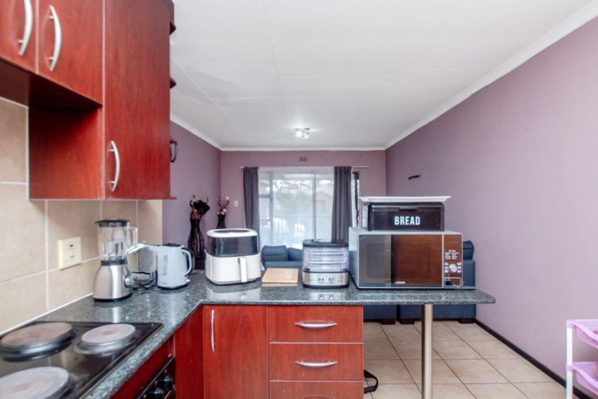 Bringing you this neat lock up and go! Priced perfectly for your pocket, with 24/h security and grea - Photo 3