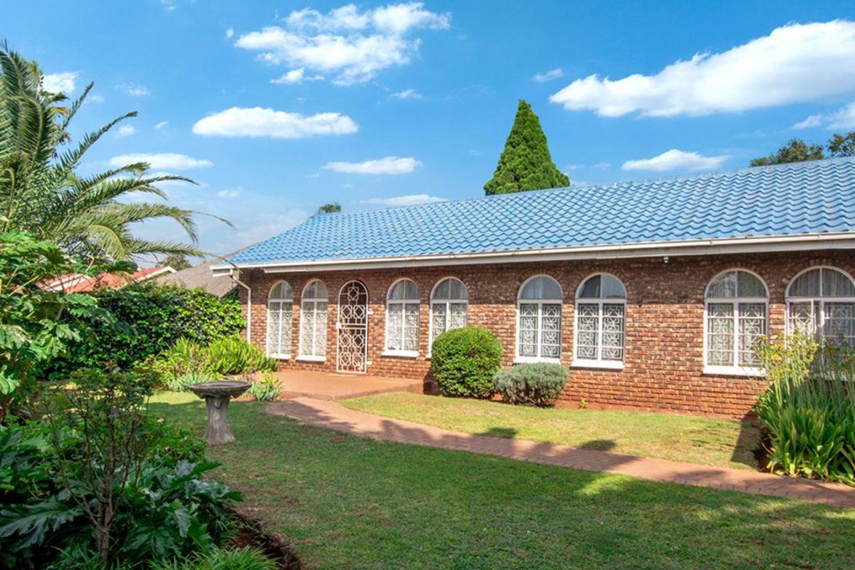 Bringing you this amazing 4 bedroom 2 bathroom family home with great curb appeal found in the heart - Photo 3