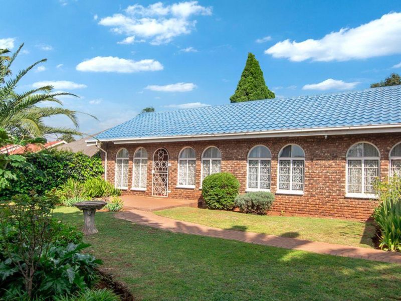 Bringing you this amazing 4 bedroom 2 bathroom family home with great curb appeal found in the heart - Photo 3