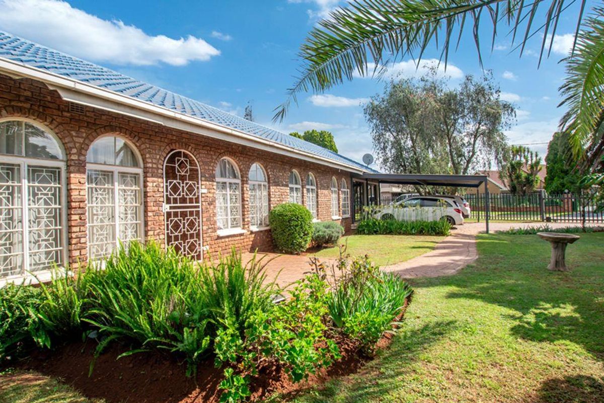 Bringing you this amazing 4 bedroom 2 bathroom family home with great curb appeal found in the heart - Photo 5