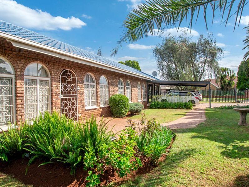 Bringing you this amazing 4 bedroom 2 bathroom family home with great curb appeal found in the heart - Photo 5