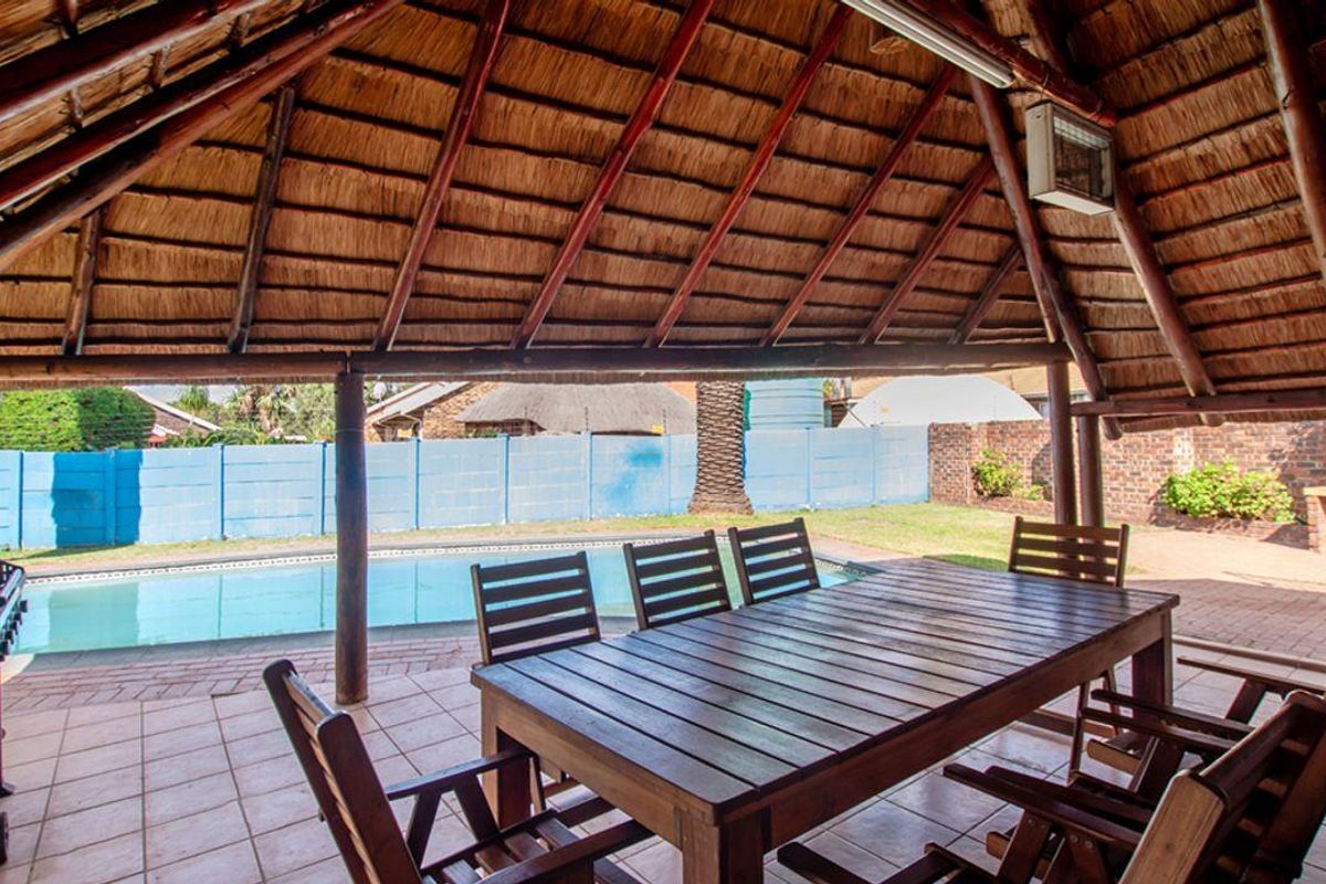 Bringing you this amazing 4 bedroom 2 bathroom family home with great curb appeal found in the heart - Photo 4