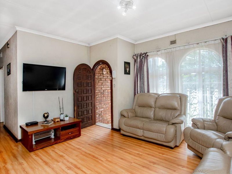 Bringing you this amazing 4 bedroom 2 bathroom family home with great curb appeal found in the heart - Photo 10