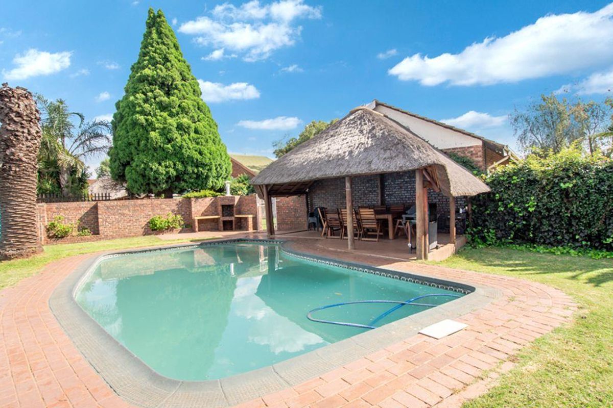 Bringing you this amazing 4 bedroom 2 bathroom family home with great curb appeal found in the heart - Photo 2