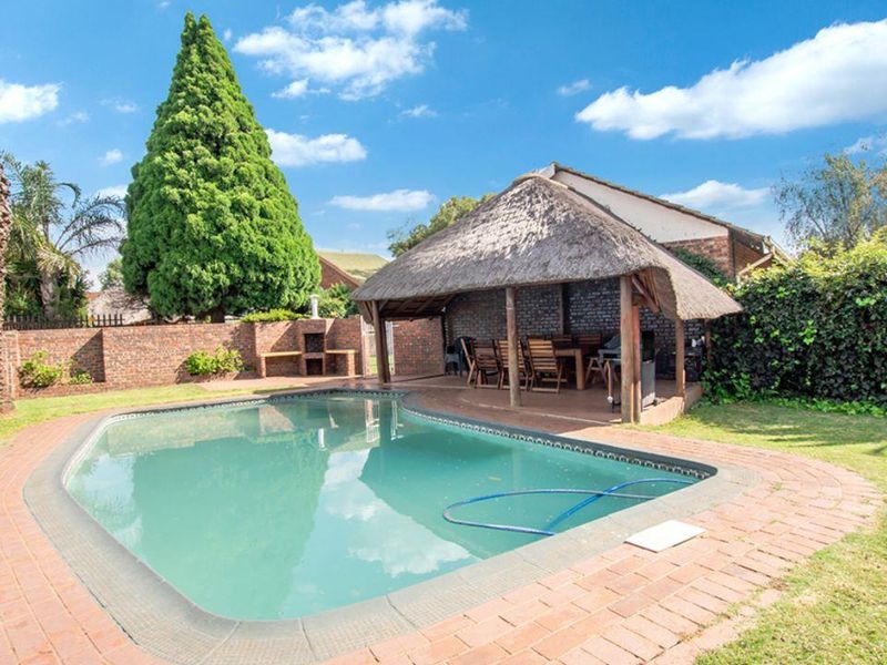 Bringing you this amazing 4 bedroom 2 bathroom family home with great curb appeal found in the heart - Photo 2