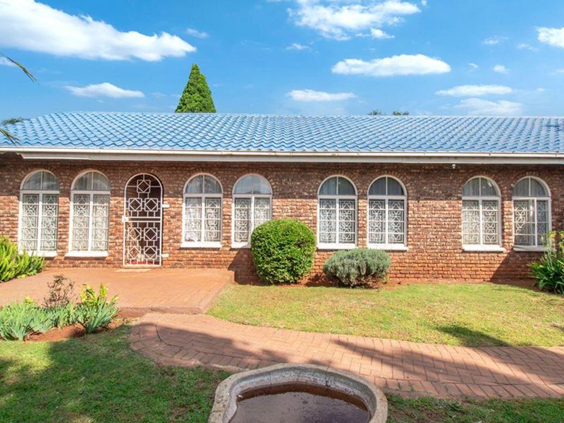 Bringing you this amazing 4 bedroom 2 bathroom family home with great curb appeal found in the heart - Photo 9