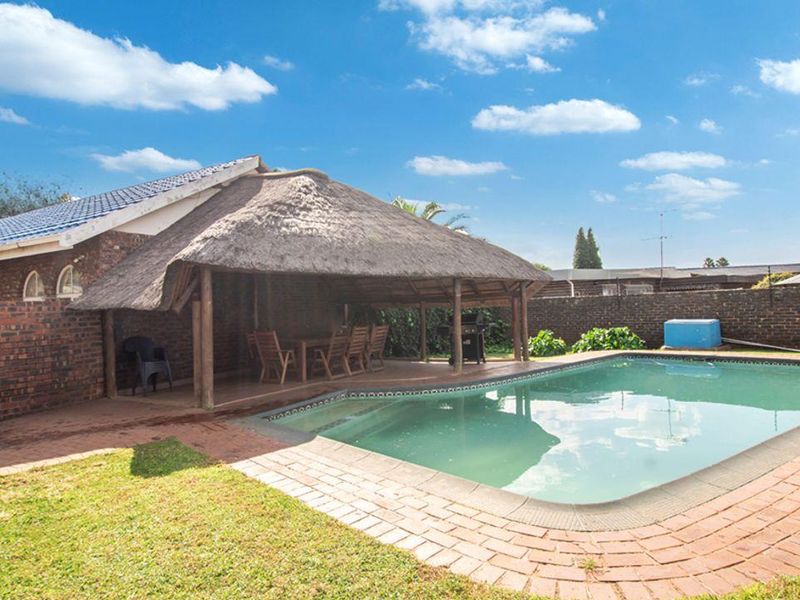 Bringing you this amazing 4 bedroom 2 bathroom family home with great curb appeal found in the heart - Photo 8