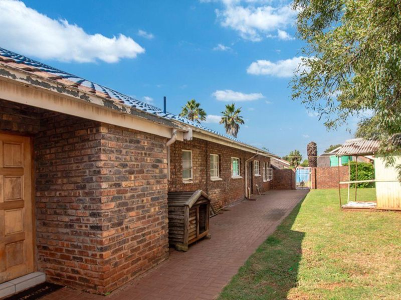 Bringing you this amazing 4 bedroom 2 bathroom family home with great curb appeal found in the heart - Photo 7