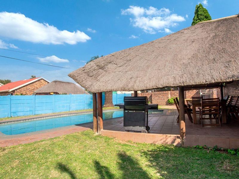 Bringing you this amazing 4 bedroom 2 bathroom family home with great curb appeal found in the heart - Photo 6