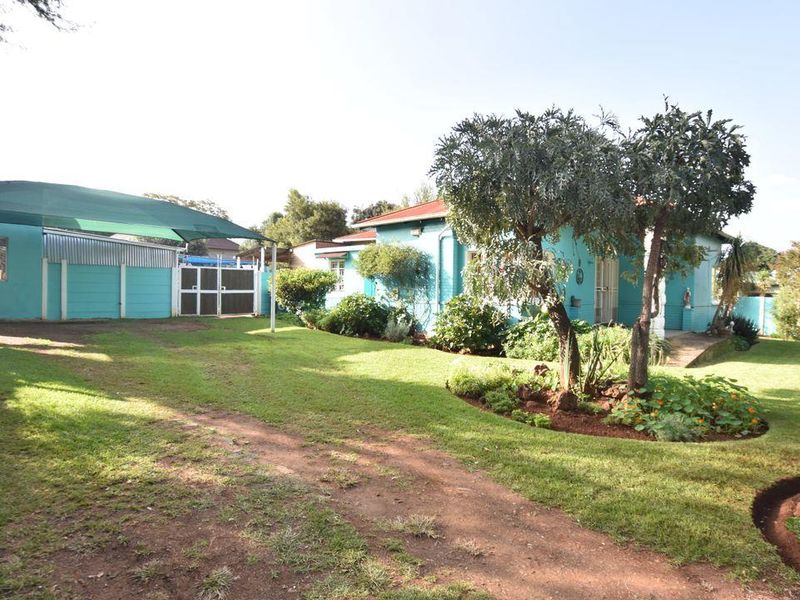 Character filled 3 bedroom family home, beautifully maintained with everything a new owner is seekin - Photo 3