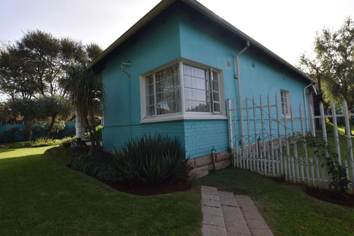 Character filled 3 bedroom family home, beautifully maintained with everything a new owner is seekin - Photo 2