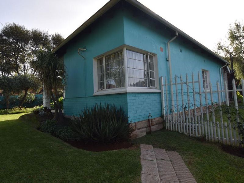 Character filled 3 bedroom family home, beautifully maintained with everything a new owner is seekin - Photo 2