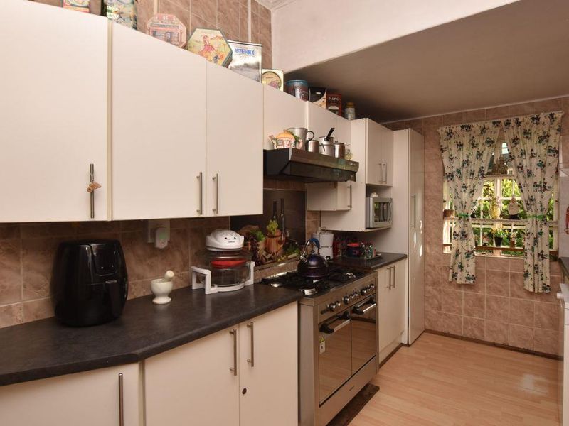 Character filled 3 bedroom family home, beautifully maintained with everything a new owner is seekin - Photo 9