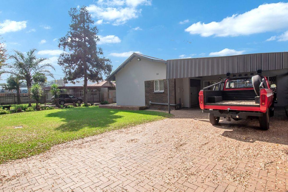Newly renovated stunning Family home in the heart of Brenthurst. An absolute beauty! - Photo 5