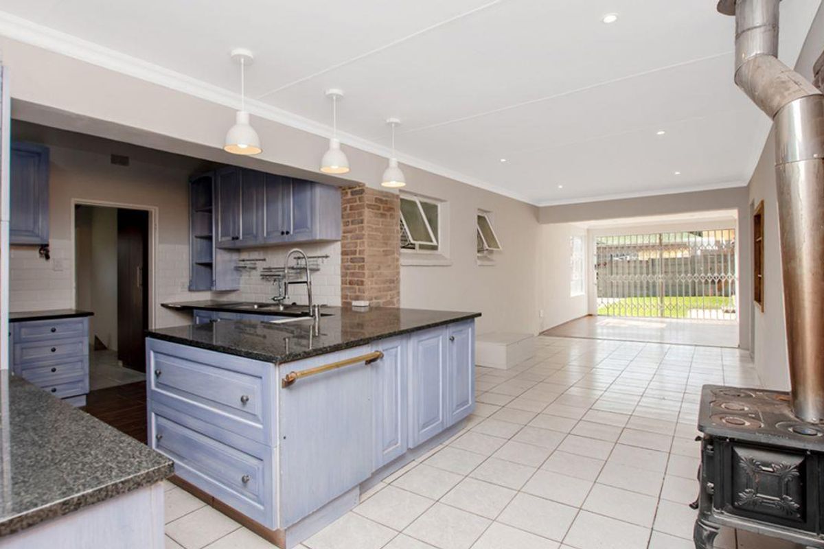 Newly renovated stunning Family home in the heart of Brenthurst. An absolute beauty! - Photo 2