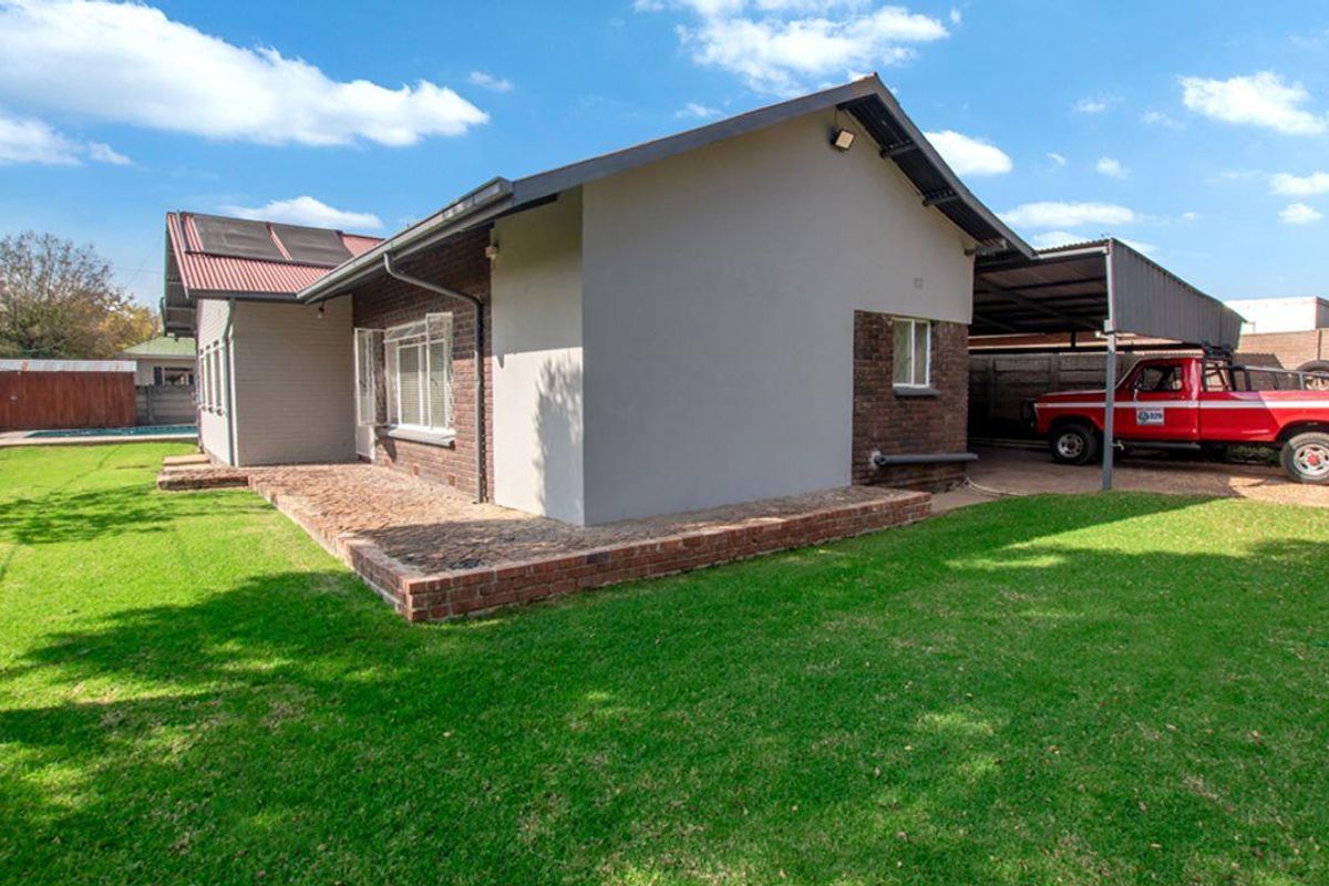 Newly renovated stunning Family home in the heart of Brenthurst. An absolute beauty! - Photo 4