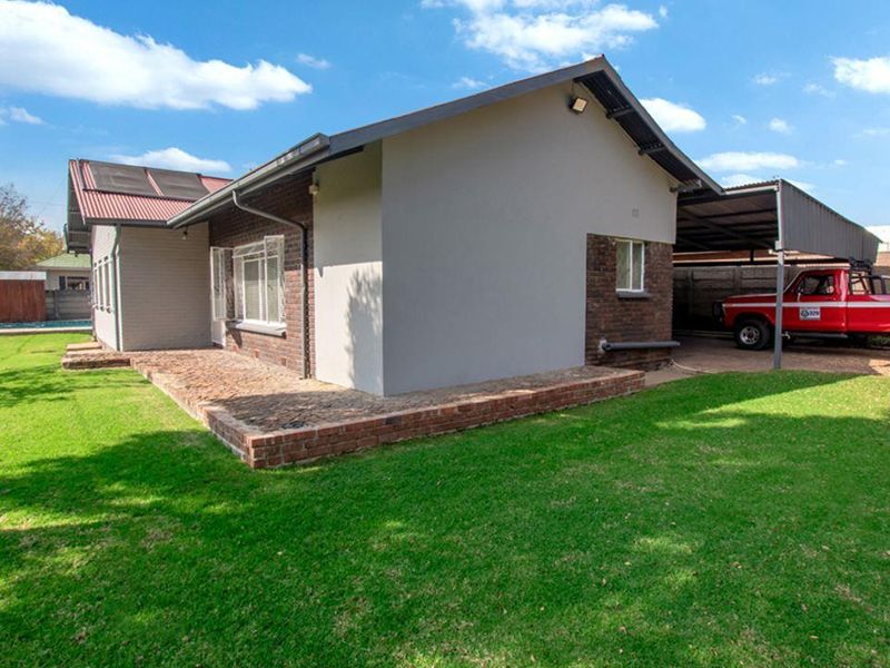 Newly renovated stunning Family home in the heart of Brenthurst. An absolute beauty! - Photo 4